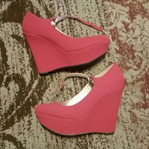 Wedge heeled shoe.